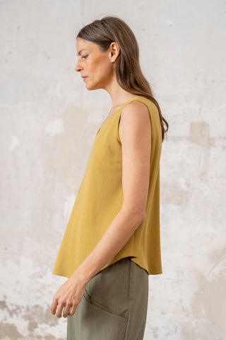 TOP ESCOTE PICO TIRANTE ANCHO MOSTAZA