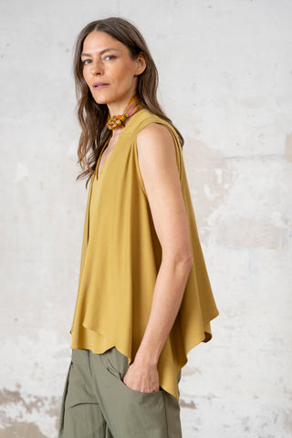 CHALECO PICOS ASIMÉTRICO MOSTAZA
