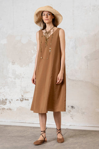 VESTIDO TIRANTE ESCOTE MARRON