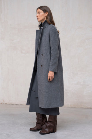 ABRIGO LARGO PAÑO SOLAPAS GRIS