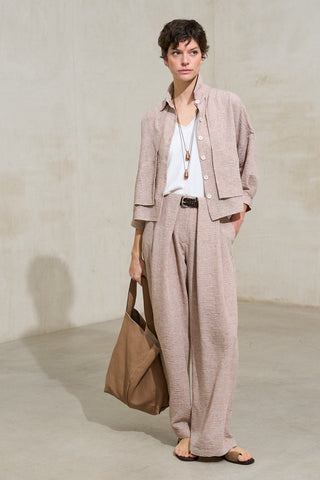 look minimalista mujer conjunto arena con top blanco y bolso marron