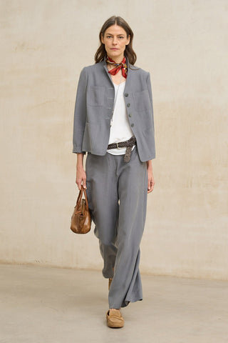 Total look gris mujer con chaqueta y pantalón