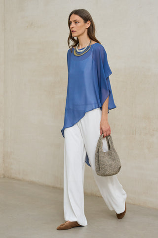 look sofisticado mujer blusa azul fluida con pantalon blanco amplio
