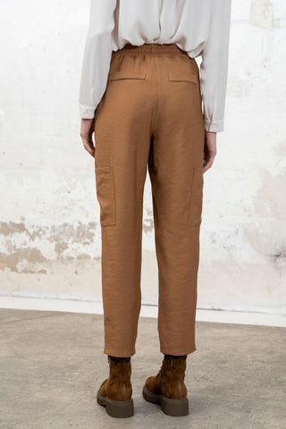 PANTALON BOLSILLOS LATERALES CAMEL