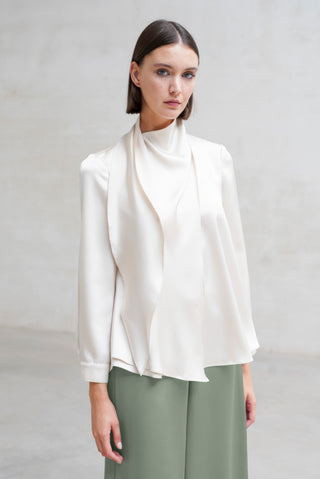 TOP DETALLE CUELLO CREMA