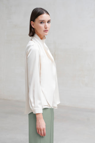 TOP DETALLE CUELLO CREMA